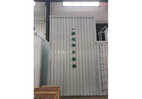 生活廢水處理設(shè)備系統(tǒng)軟硬件：由混凝土池、沉砂池、過(guò)濾池、水體平穩(wěn)加藥設(shè)備、反清洗設(shè)備、離心水泵及電控柜構(gòu)成